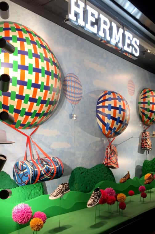 globos de cartón y rótulo luminoso de tienda Hermés
