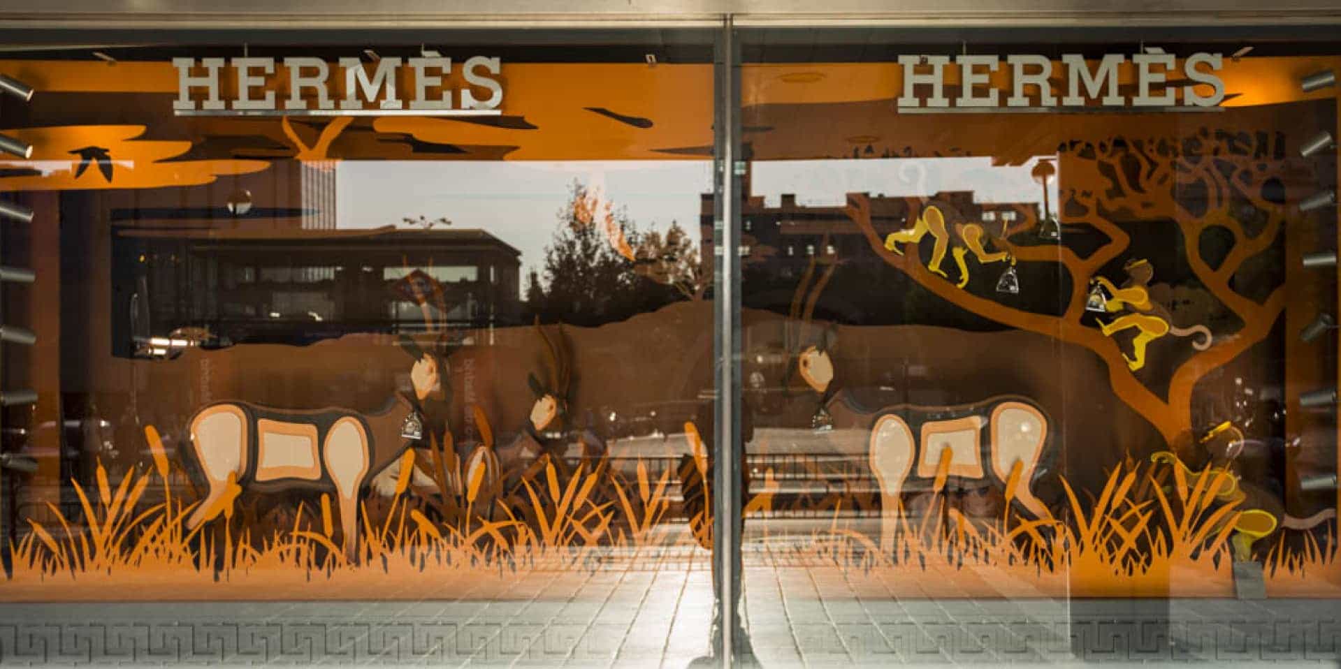 Instalación de traseras por capas y en madera y animales 3D en escaparates boutiques Hermès
