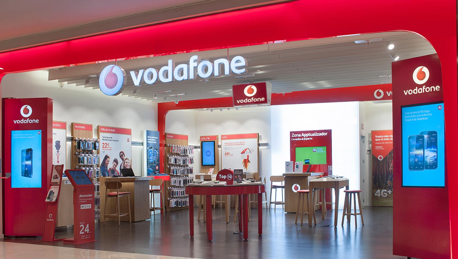 Instalación de rótulo y elementos gráficos en la tienda de Vodafone