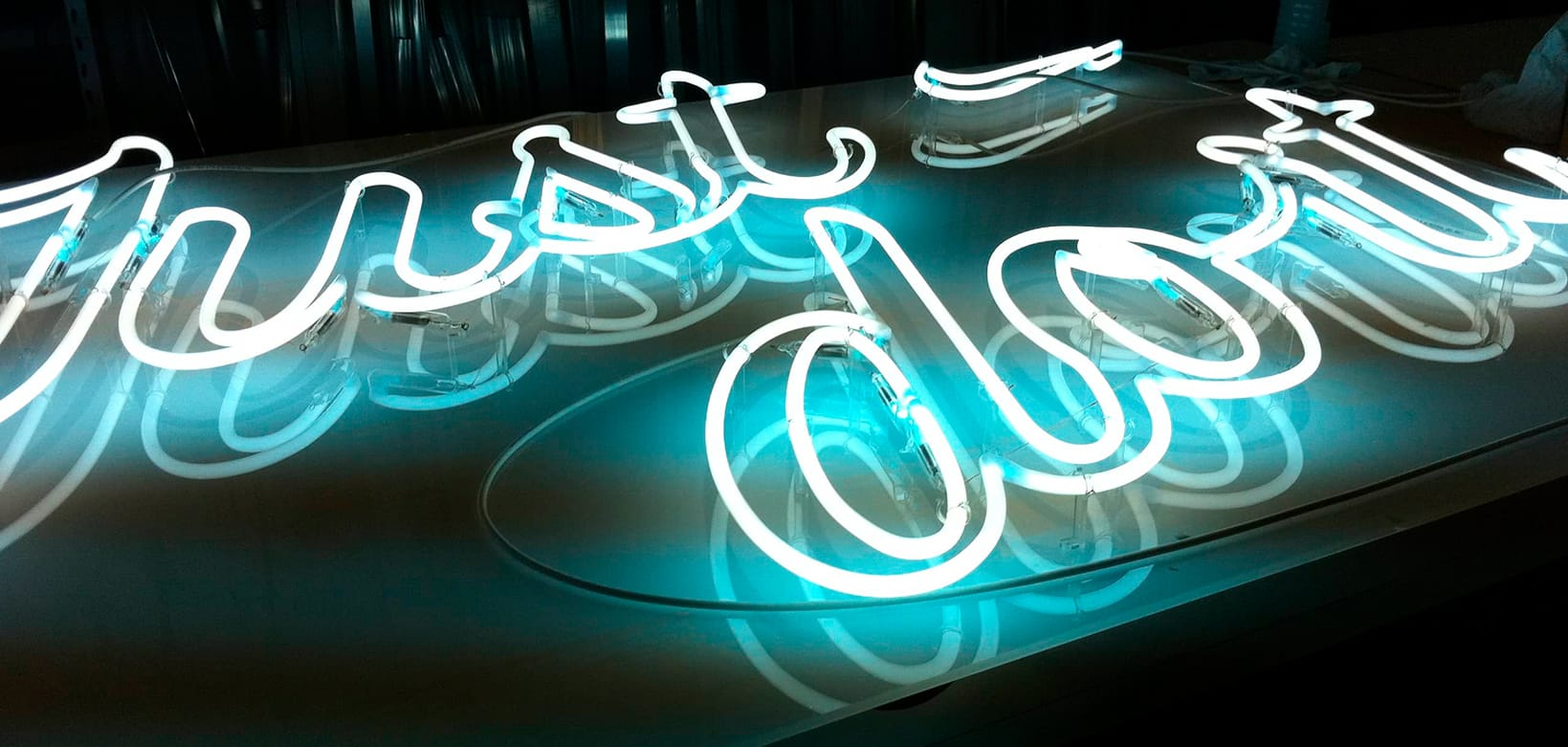 Rótulo luminoso neon para tienda de las marca Nike en Madrid mejora la comunicación visual