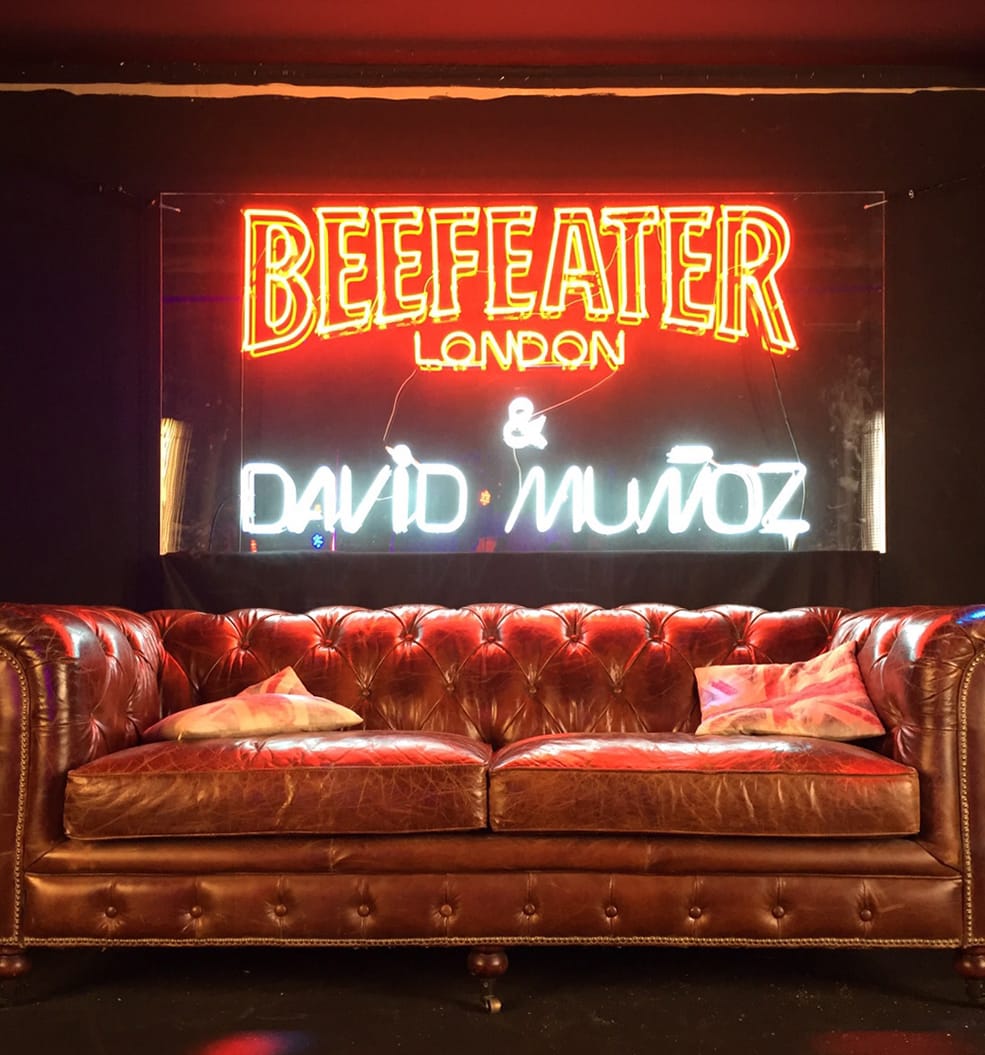 Rótulo de neón y decoracion para el evento de Beefeater por Dabiz Muñoz