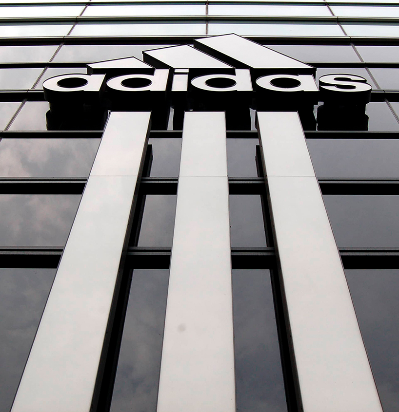 Rótulo de letras corpóreas fabricadas en metal de la marca Adidas