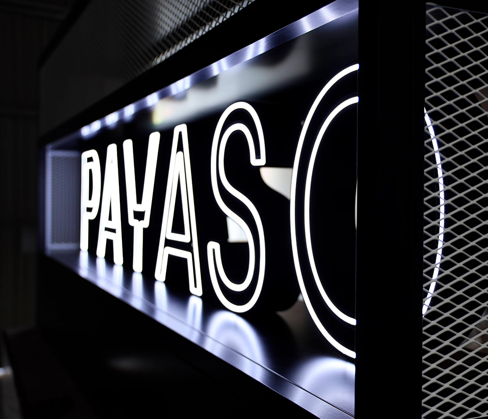Rótulo de neón decorativo fabricado en metal y lacado en negro para foodtrack de la marca Payaso