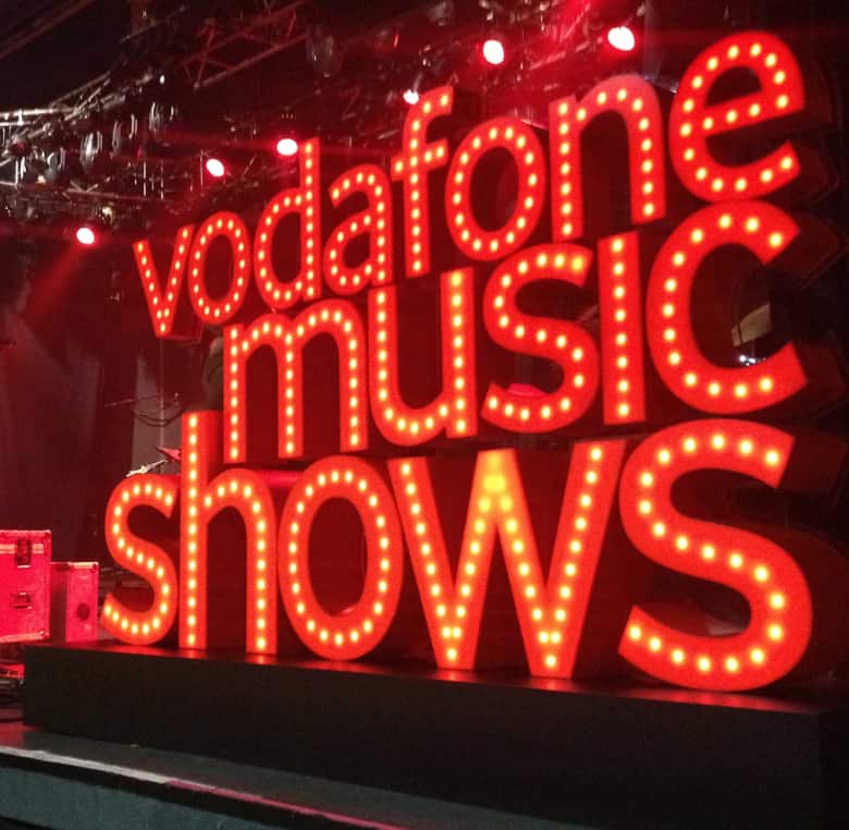 Letras corpóreas rojas y luminosas para evento Vodafone Music Shows
