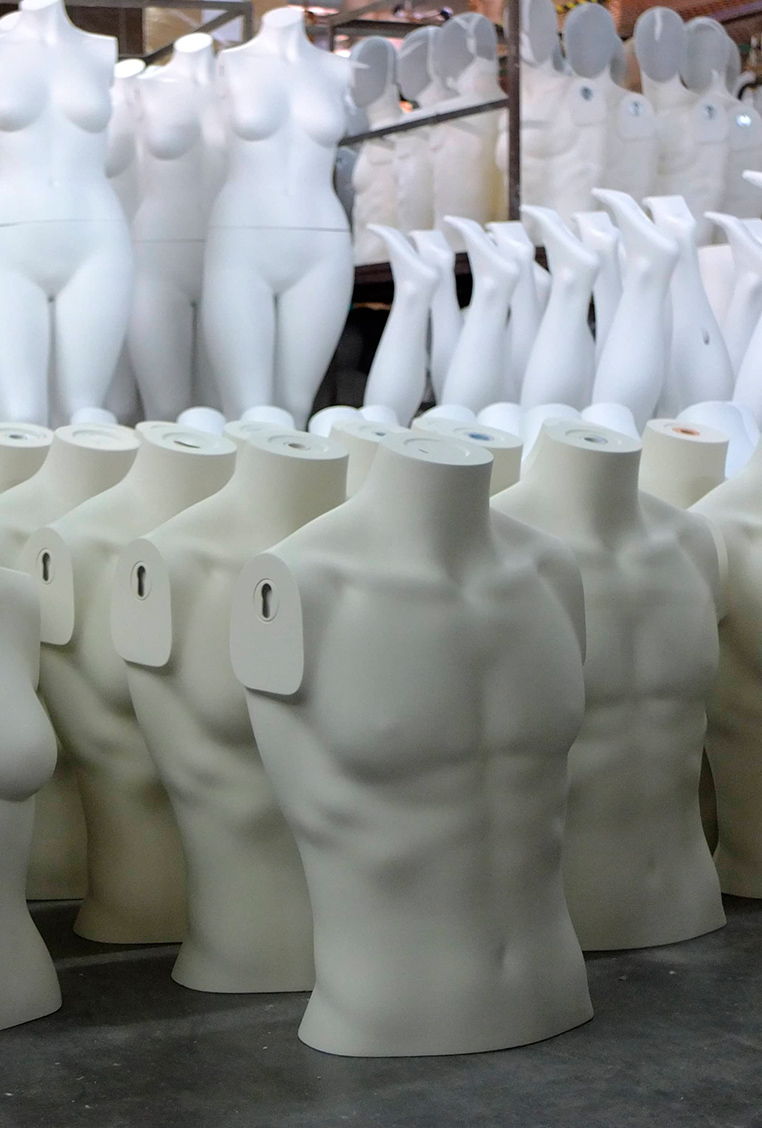 Almacenamiento de torsos de maniquis en nuestra warehouse