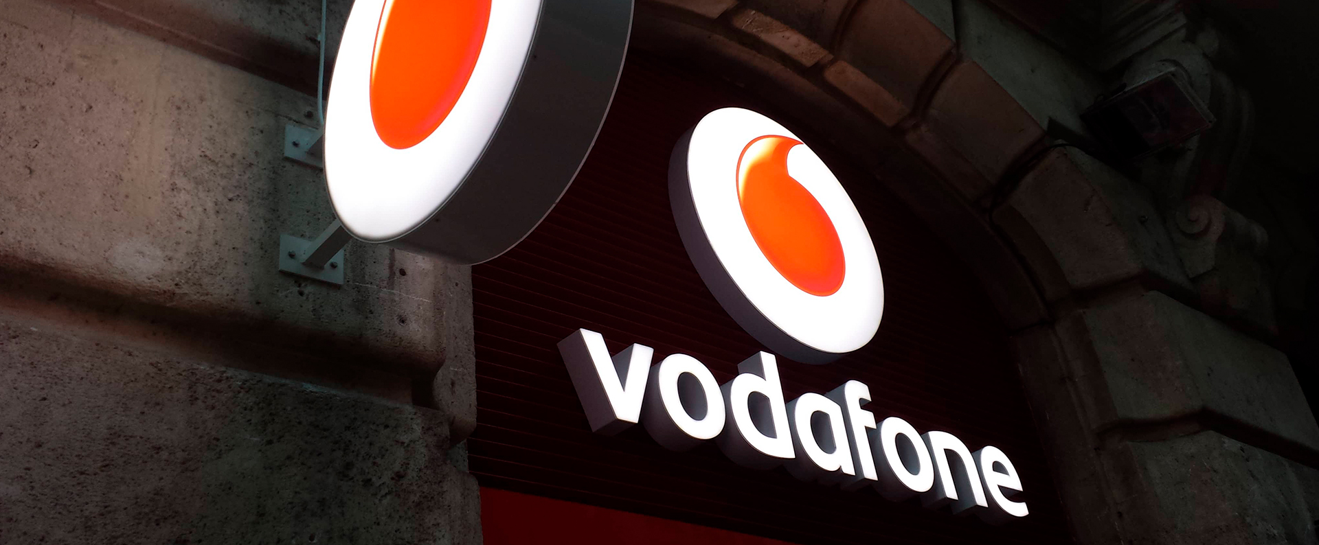 Rótulo luminosos en fachada para la tienda de Vodafone