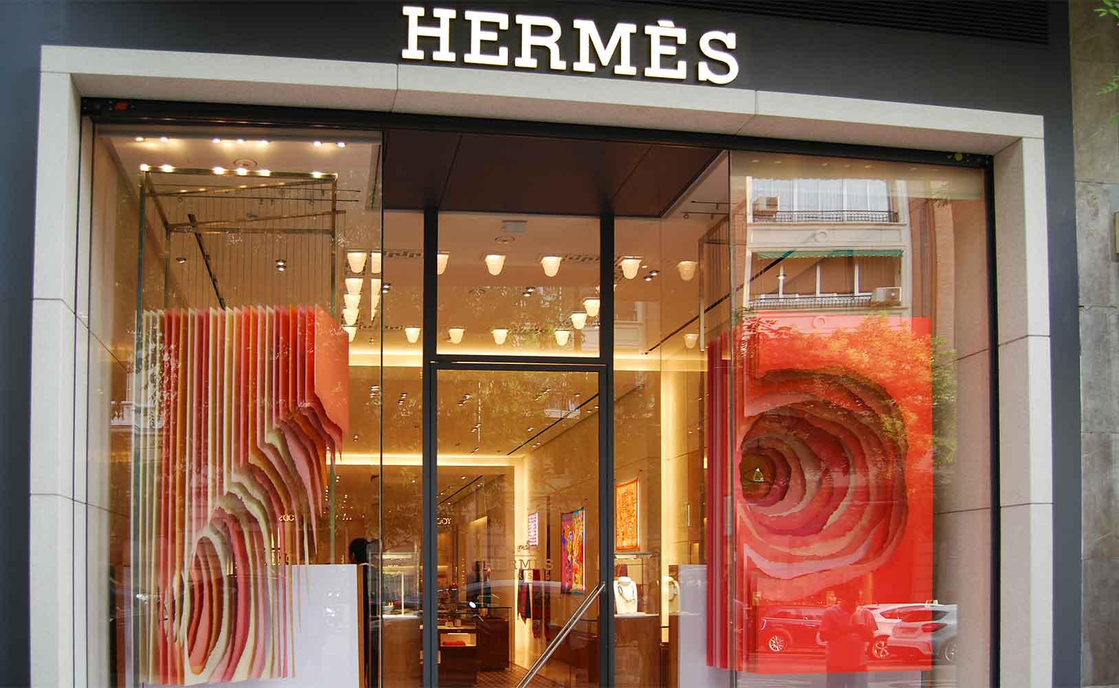 Un escaparate lateral y otro frontal con distintas tonalidades y colores forman esta artística composición de Mathieu Ducournau para Hermès.