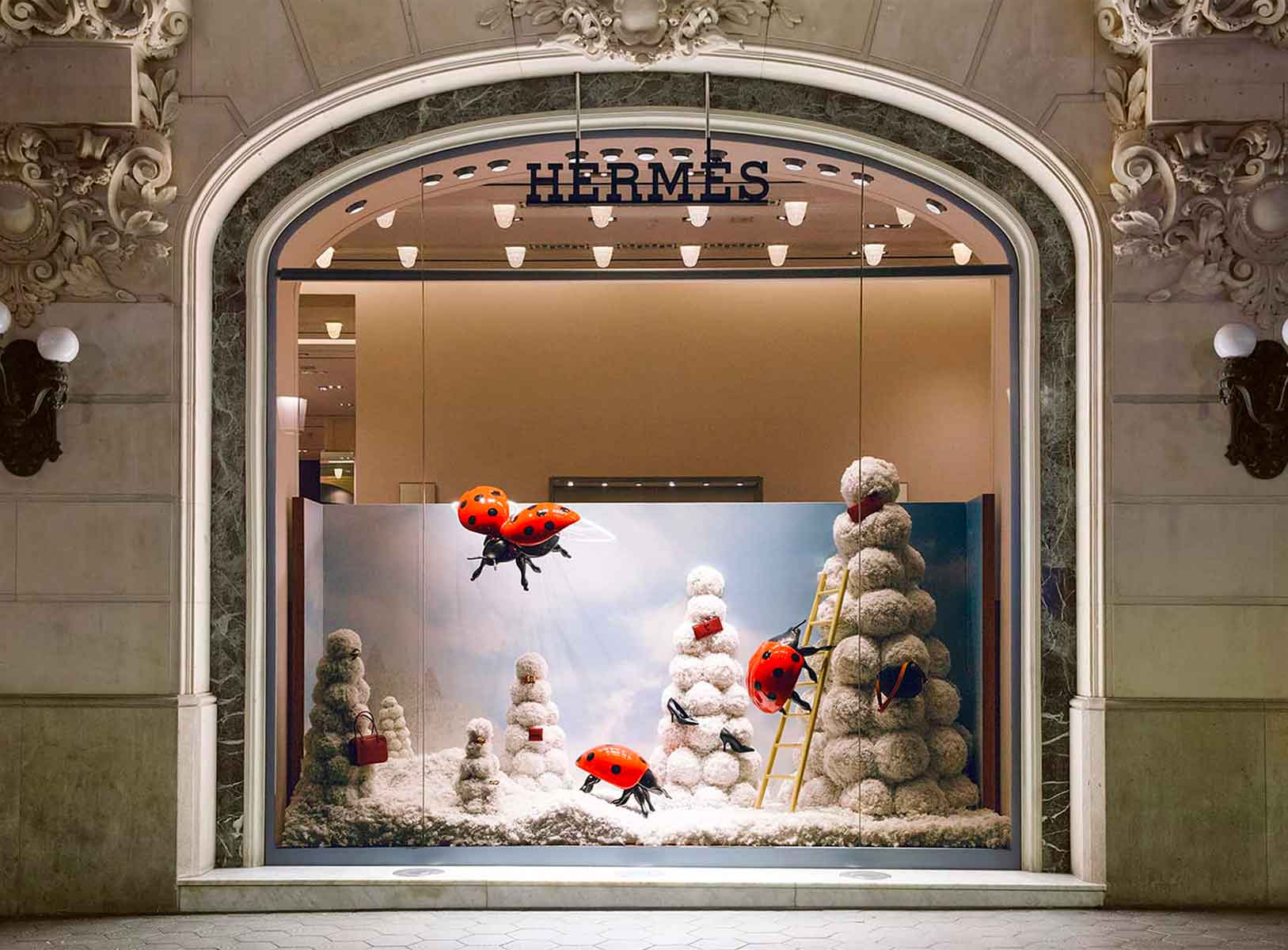 Escaparates de Navidad Hermès España, decoración con árboles de porexpan