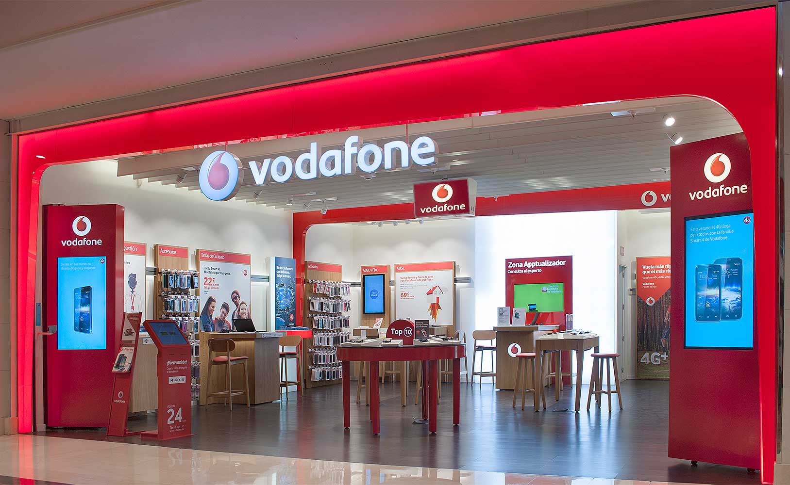 Interior de tienda Vodafone, comunicación visual fundamental para atraer al consumidor.