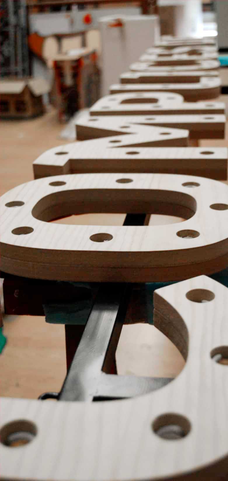 Fabricación de letras corpóreas madera evento Cómplices de Mahou