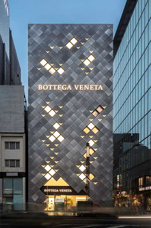 Rótulo iluminado en fachada con paneles metálicos Bottega Veneta flagship Ginza