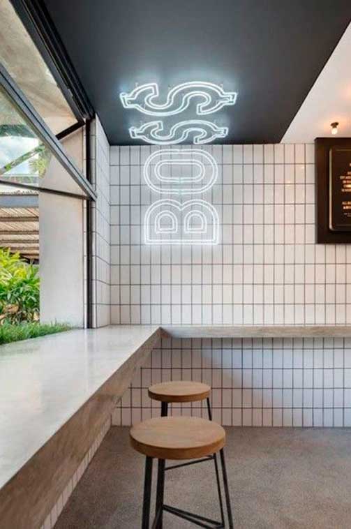 Rótulo luminoso vertical restaurante de hamburguesas en Bali