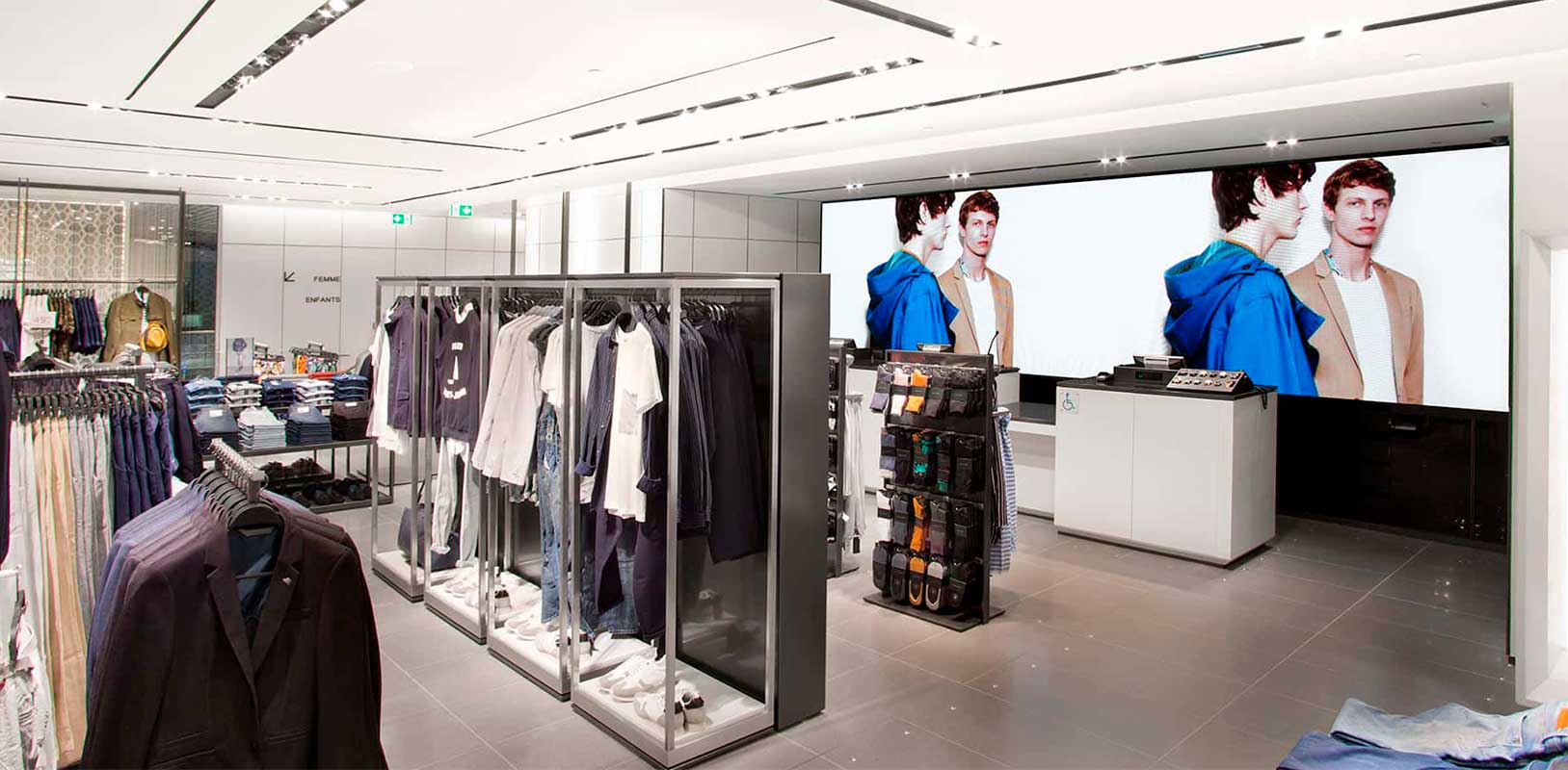Pantalla digital interior tienda Zara