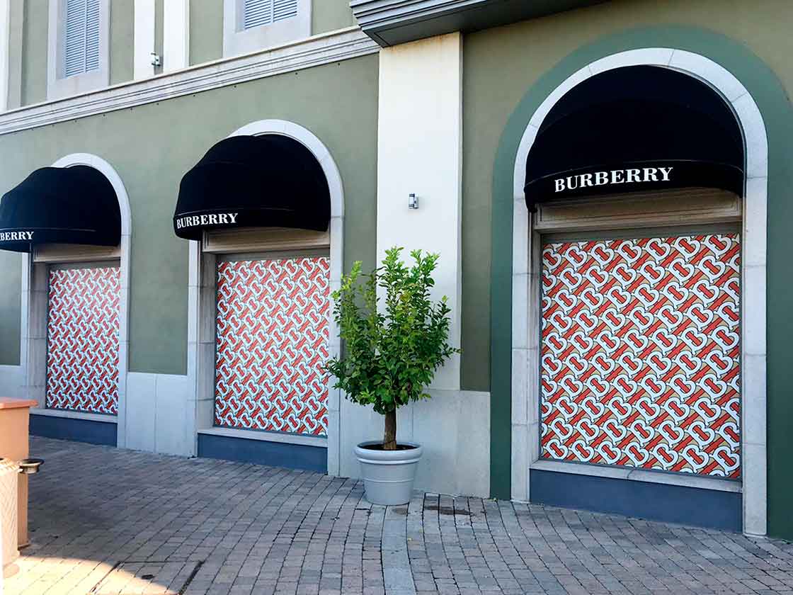 impresion digital para escaparates cambio de logotipo burberry