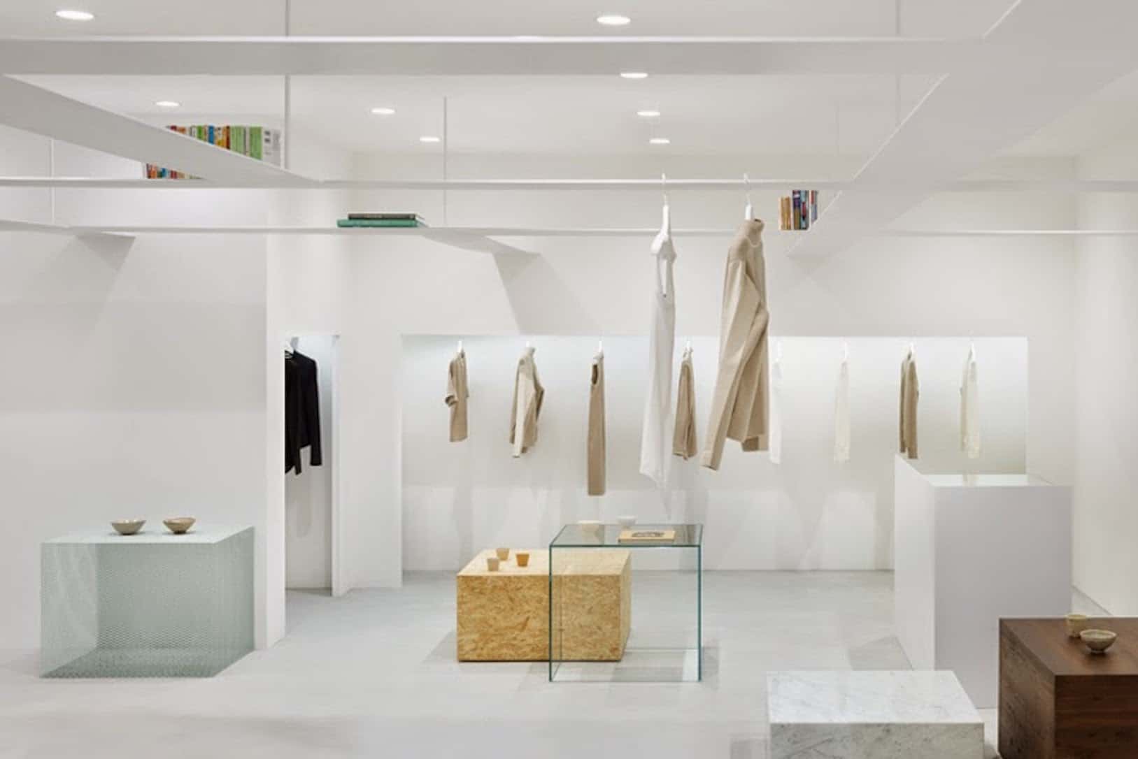 Project by the Nendo studio for an establishment dedicated to selling clothing called Beige, in Tokyo. Small space that uses noble materials such as marble, glass and some wood.