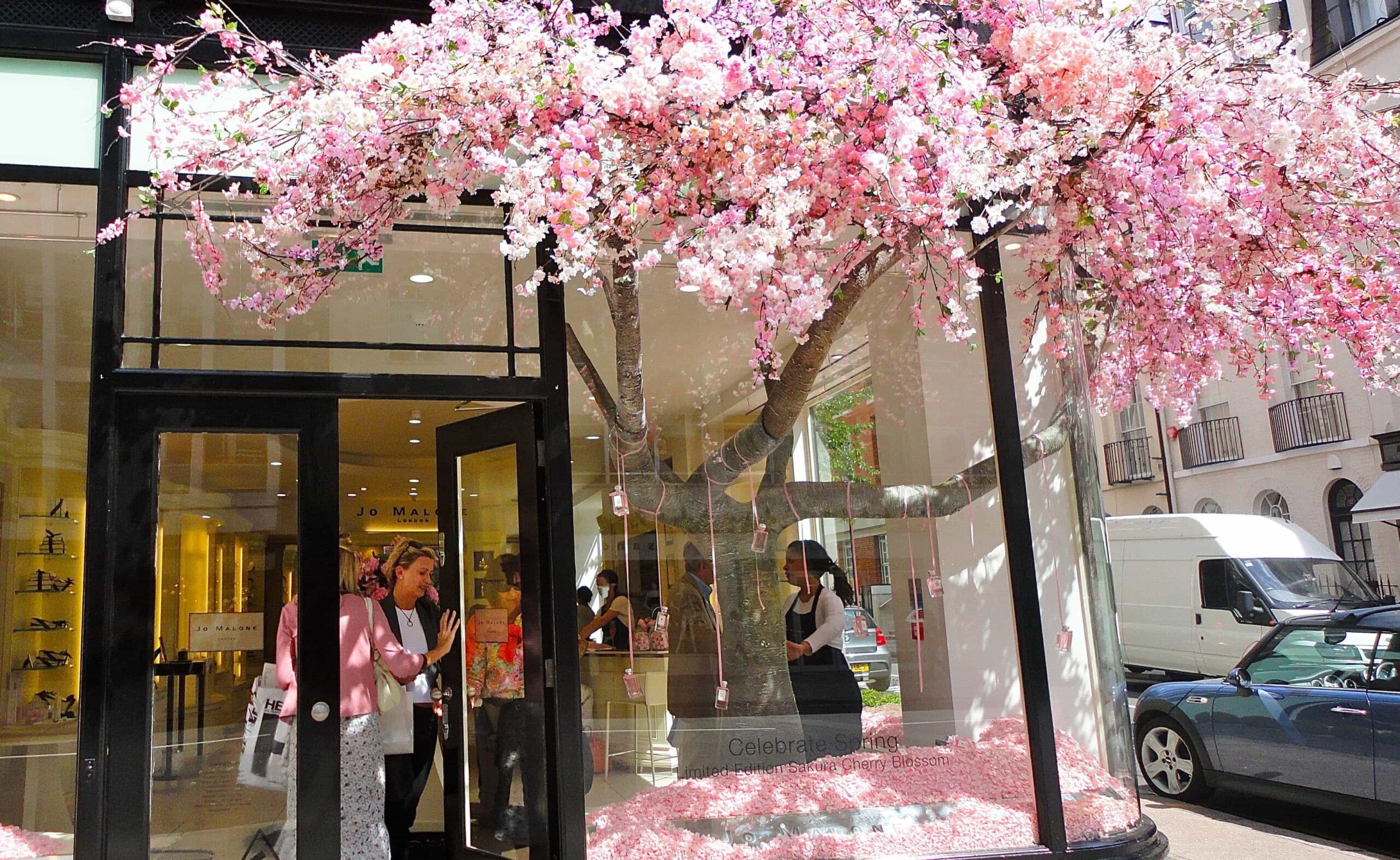 Escaparates de la tienda Jo Malone en Londres con decorados florales