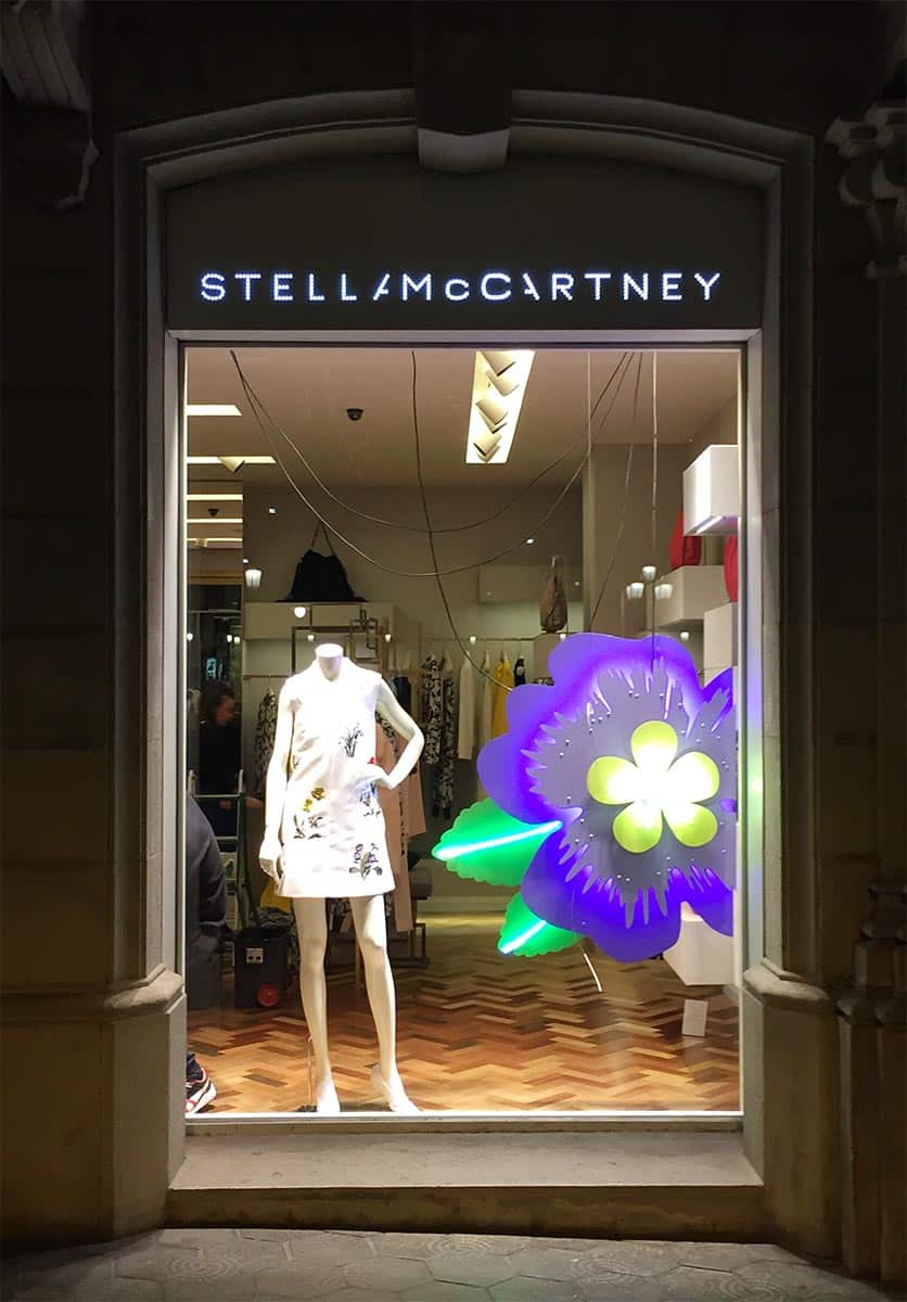 instore-clientes-stellamccartney-rotulos-de-neon-retail-store