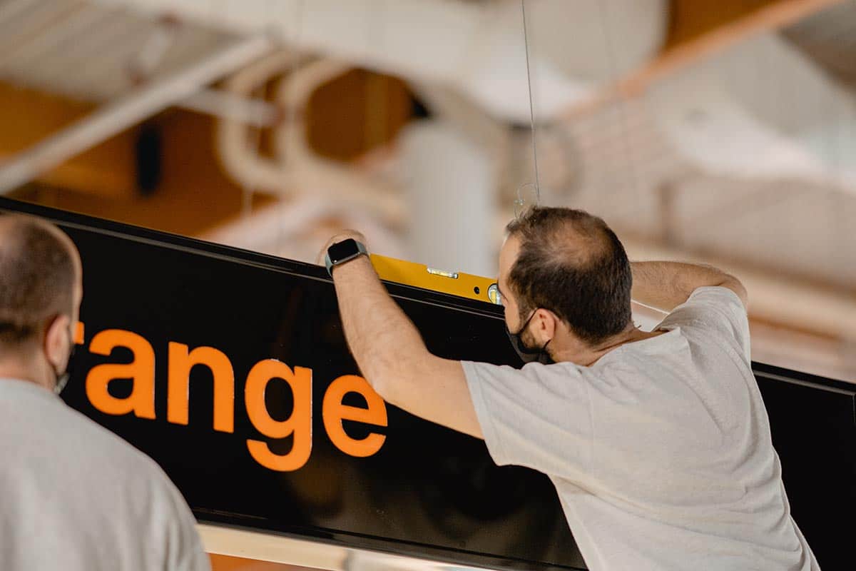instore-clientes-orange-produccion-instalacion-rotulo-luminoso