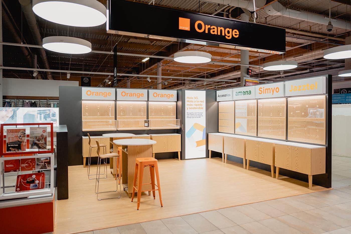 instore-clientes-orange-produccion-muebles-tiendas-espacios-comerciales