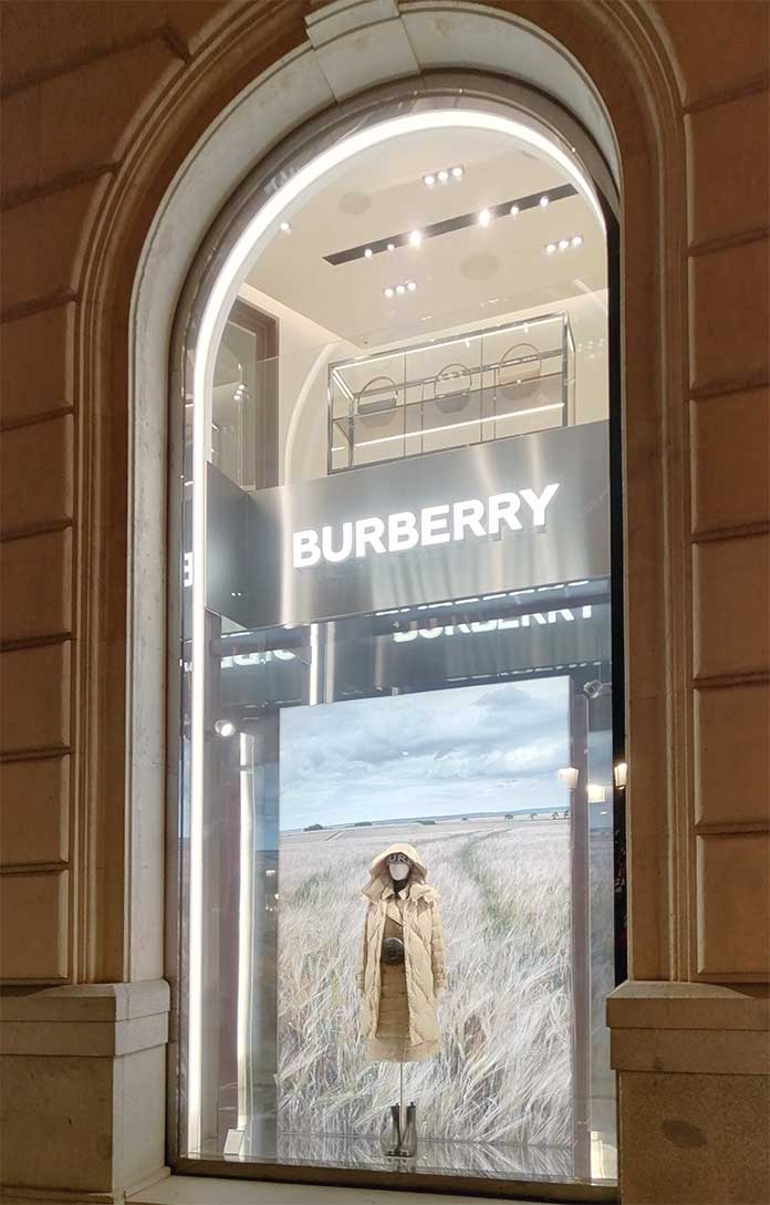 instore-clientes-burberry-decoracion-escaparates-backlight