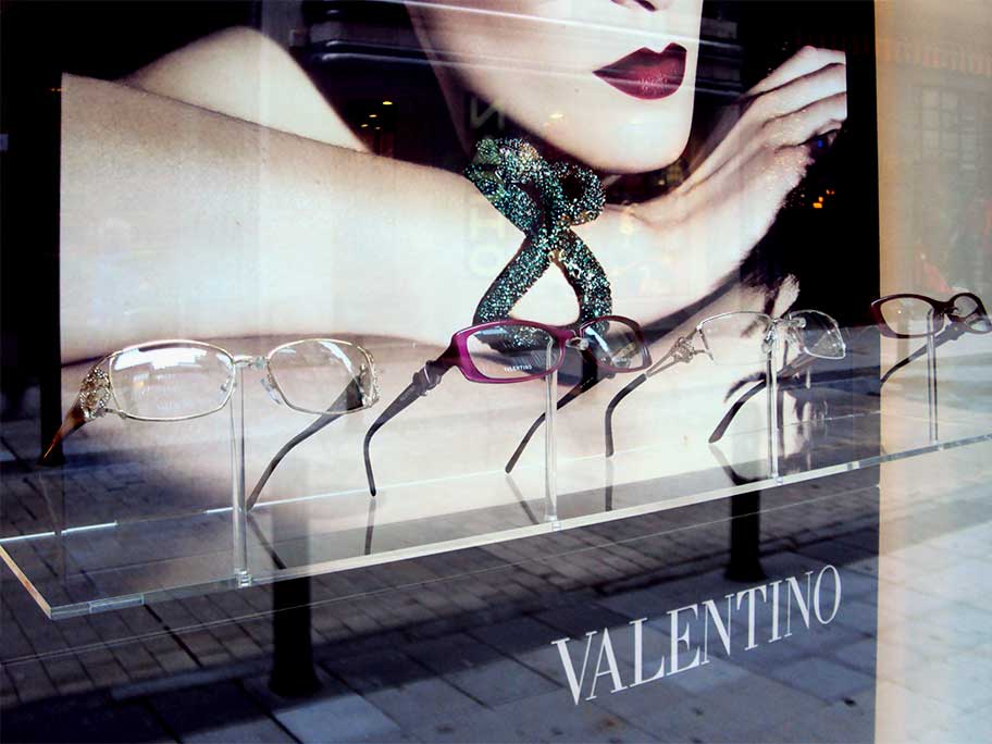 instore-clientes-safilo-Valentino-impresion-en-pvc-Instalacion-de-escaparates