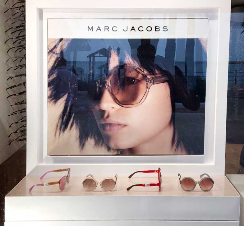 instore-clientes-safilo-decoracion-escaparate-expositor-optica-gafas-sol-Marc-Jacobs