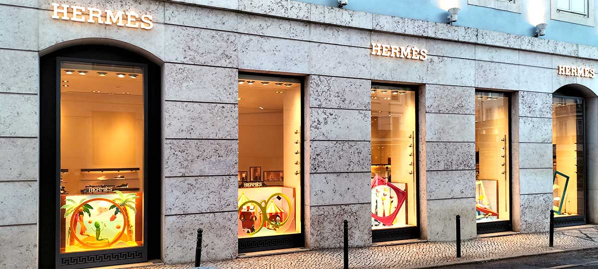 instore-clientes-hermes-decoracion-de-escaparates-flagship-lisboa-portugal