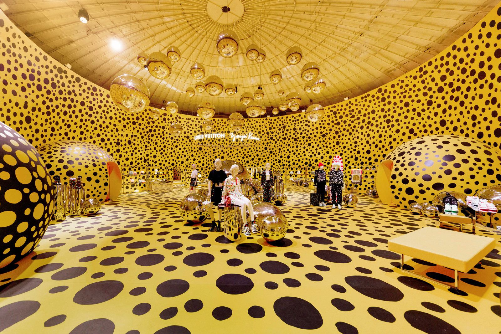 Louis Vuitton. Yayoi Kusama Campaign, Shanghai.