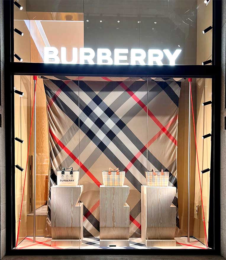 instore-clientes-burberry-instalacion-escaparates-portugal.jpg