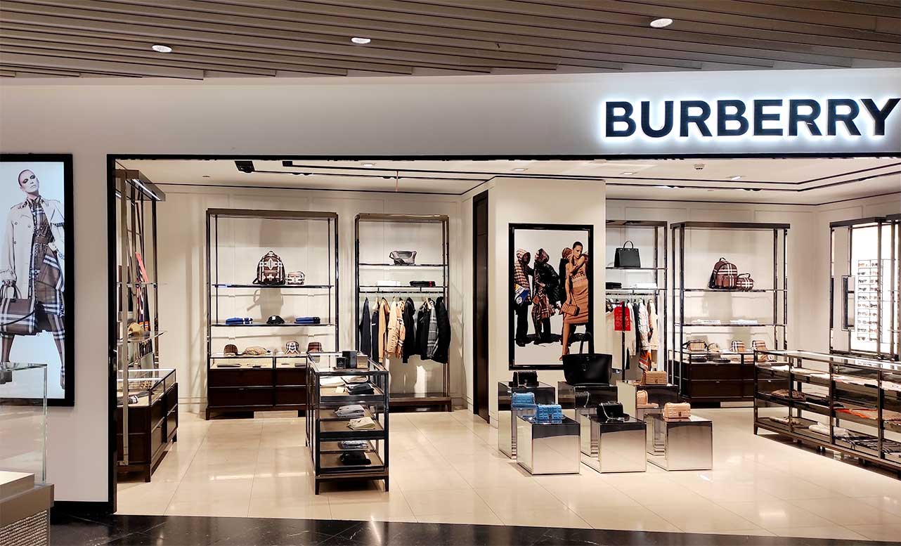 instore-clientes-burberry-produccion-instalcion-comunicacion-visual-boutique-aeropuerto-madrid.jpg