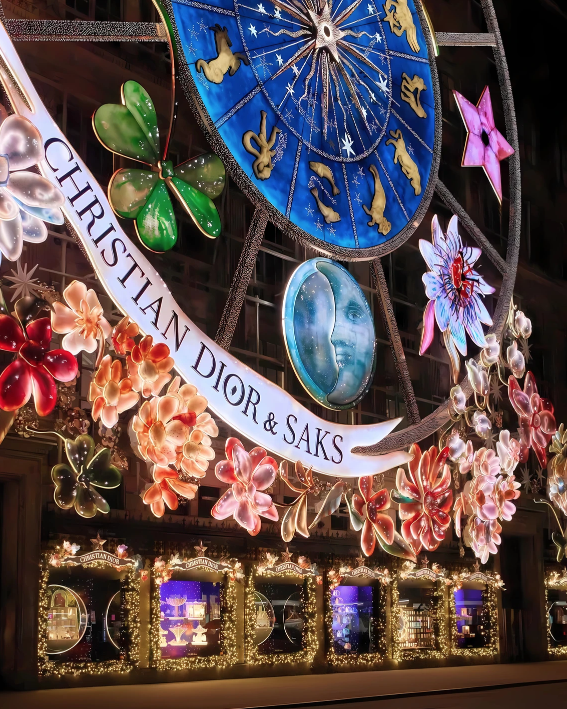 Dior Boutique, 5th Avenue New York. Christmas shop windows.