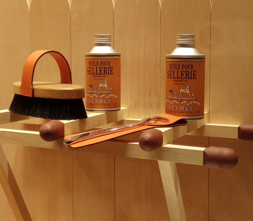 Production and installation of window displays for Hermès.