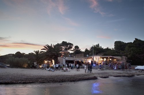Pop-up Diesel en Ibiza con estética de chiringuito de playa, decoración en madera y mensaje irreverente como parte de la campaña Diesel Island.
