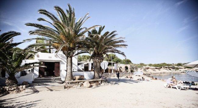 Diesel Island en Ibiza, un espacio veraniego con bar de cócteles, carteles provocadores y estética rebelde en un entorno costero.
