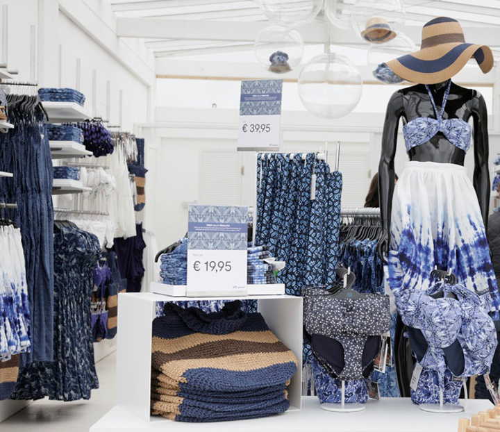 H&M's temporary shop by the sea, with functional architecture and neutral tones to highlight its summer collection.