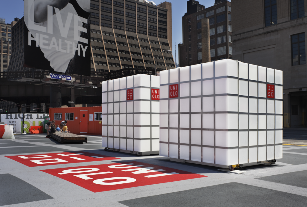 Tienda pop-up UNIQLO diseñada por HWKN en Nueva York con una estructura ligera y paneles translúcidos.