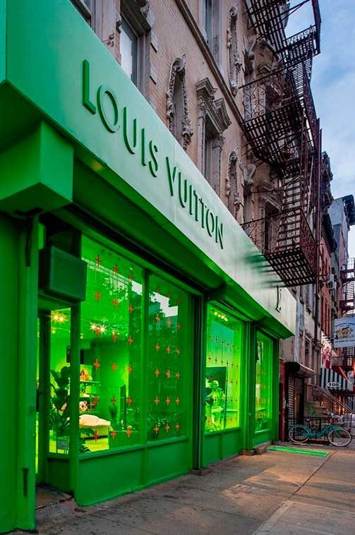Louis Vuitton fachada y rótulo coloreado en verde neón, Nueva York.
